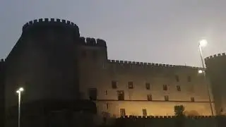 Замък ,,Нуово,, до пристанището в Наполи,Италия - Октомври 2022