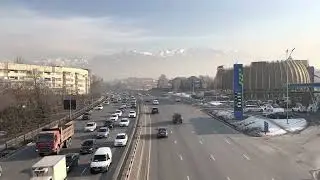Любимый город Алматы. Движение  на улице Саина.28 декабря  2022. Kazakhstan. Almaty. December 2022