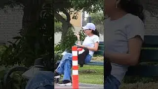 Tomando fotos a mujeres en la calle