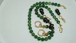 Короткое колье из натурального хризопраза и барочного жемчуга.