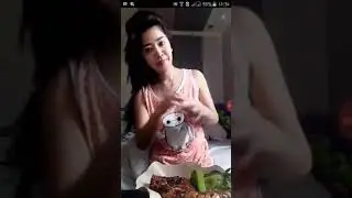 Cewe Sexi Pakai BH didepan kamera