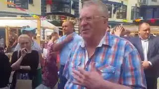 Жириновский торганул на рынке тряпками
