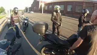 Падение мотоцикла на трамвайных рельсах
