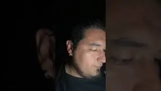 Entre a este camino y había una persona con unas máscara.. Se comportaba muy extraño..