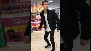 бит напевает мотив