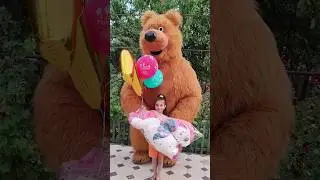 Мишка поздравил с днём рождения миленькую красавицу.