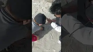 SiBocil Ketemu Lobang Ular di Pantai 