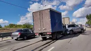 Две газели буквально смяли внедорожник 16 сентября 2023