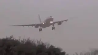 Самолет приземлился в ураган.
