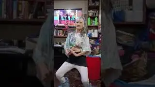 Бабуля зажигает😃💃
