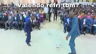 A igreja que joga futebol no meio do culto