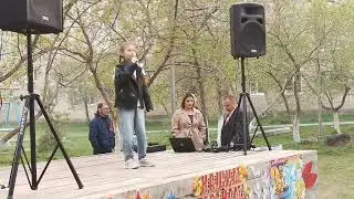 выступление Вероники во дворе 09.05.23 на Строителей песня Десантник