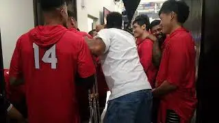 Injured Joe Devance joins Barangay Ginebra in huddle