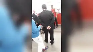 Охрана задерживает девушек в «Зеленопарке»