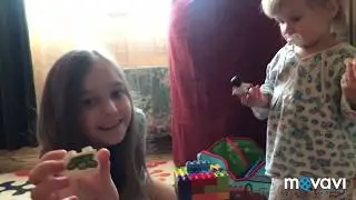 Катя собирает из Лего Крипера с Майнкрафта ))) а Саша пытается ей «помочь» ))) Lego ))