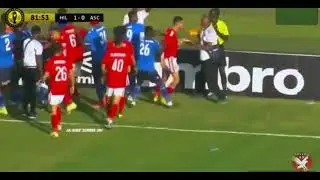 إشتباك محمد الشناوي حارس مرمى الأهلى مع طبيب فريق الهلال  لإدعاء لاعبي الهلال الأصابات وتضييع الوقت