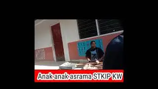 Anak-anak asrama (STKIP KW) sangat menikmati degan lagu