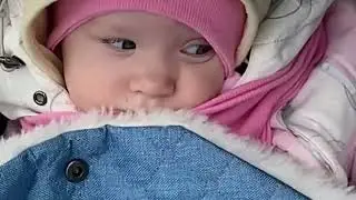 На прогулке с внучкой Миланой 2023