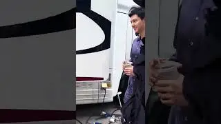 William Chan’s silk pajamas look in the TV drama“Love’s Ambition” 陈伟霆戏中丝绸睡衣造型好好看，顺毛酒窝笑超甜，新剧许我耀眼上班路透