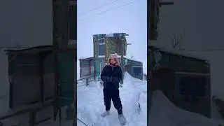 Школьник выживает в самодельном доме в -30 😱🔥 #bushcraft