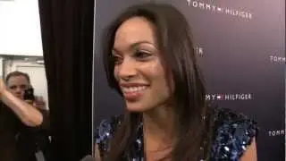 Rosario Dawson wears an amazing Tommy dress