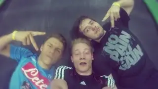 Showing shity skills on tramps with friends =)