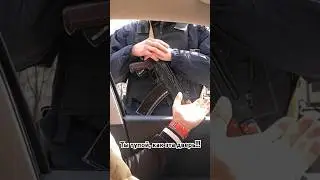 Тупой полицейский с автоматом 