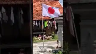 Emak Emak Pasang Bendera Jepang Jelang HUT RI Ke-78