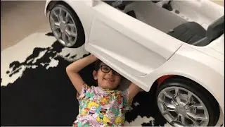 Arel Efe uzayan metre sakızla akülü arabanın boyunu ölçtü | Eğlenceli çocuk videosu