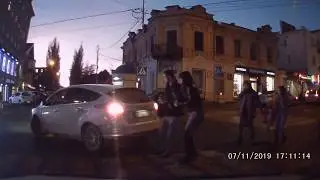 За малым не задавил ( а )
