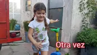 Niña haciendo ejercicio en casa