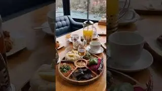 Абхазский обед, в ресторане, с невероятным видом. "Абхазский двор" #экскурсияабхазия #гидсочи