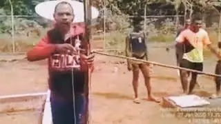 Petugas Telkomsel Di Pedalaman Papua