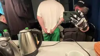 Плохой парень ковыряется в жопе