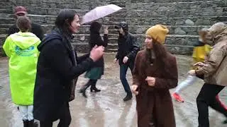 танцы под дождём