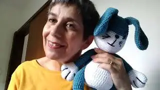 COELHO GIGANTE EM AMIGURUMI.