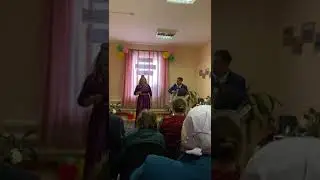 Ләйсән Ялаева җырлый. Гармунда Ленар Биктимеров.