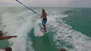 Un homme fait du Wakesurf avec un dauphin - HD