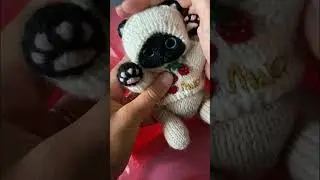 Сиамский котёнок спицами в одежде по описанию Claire Garland
