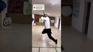 Internetda shu videoning yarmi ko'p aylangan ekan. Ko'pchilik nishonga tekkanmi deb so'rashibdi.