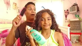 Peinando a mi hija