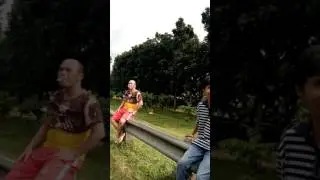 tiba2 orang ini turun dari mobil buka baju