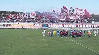 Grottaglie - Taranto 0 a 1, ingresso in campo