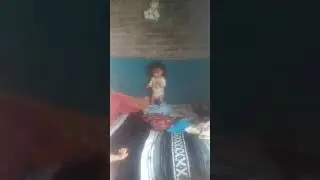 Nena jugando en la cama ( linda )