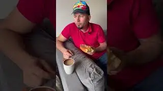 Me regañaron por comer en el sofá 🛋️