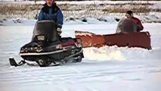 Plogning av isbana med skoter
