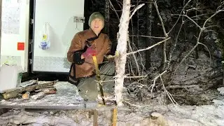 夫妻从中国自驾货车露营在西伯利亚原始森林，下整夜大雪，车厢里烧上柴火炉好暖和