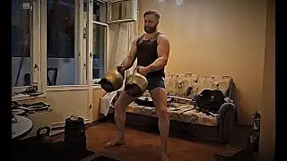 Присед с гирями по 52 кг на груди