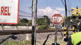 NUNGGU KERETA API MELINTAS (KAI)
