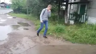 Пацан упал в лужу